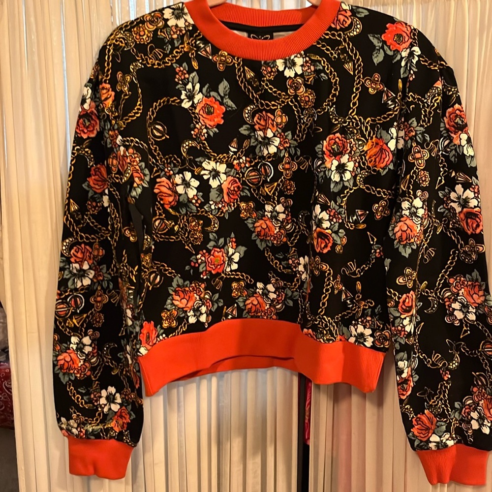 New Laila Ali Pullover sweatshirt type! Beautiful colors 🧡